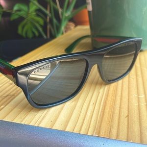 NEW Gucci shades: OG black wayfarers w red-.green sides